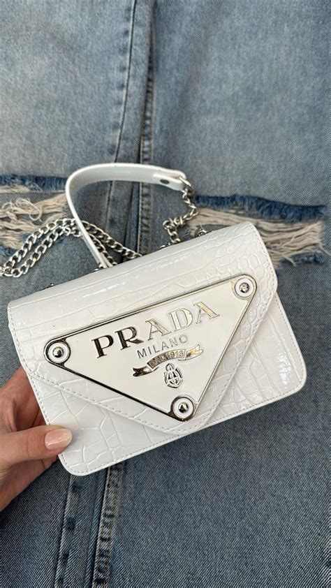 prada çanta beyaz|Prada giyer.